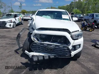 2020 Toyota Tacoma SR5 z VIN 5TFCZ5AN5LX231157, wystawiony jako IAAI lot #42045534 z przebiegiem 84 099 mil mil oraz . Historia ofert i sprzedaży dostępna na DreamBid. Obrazek 12.