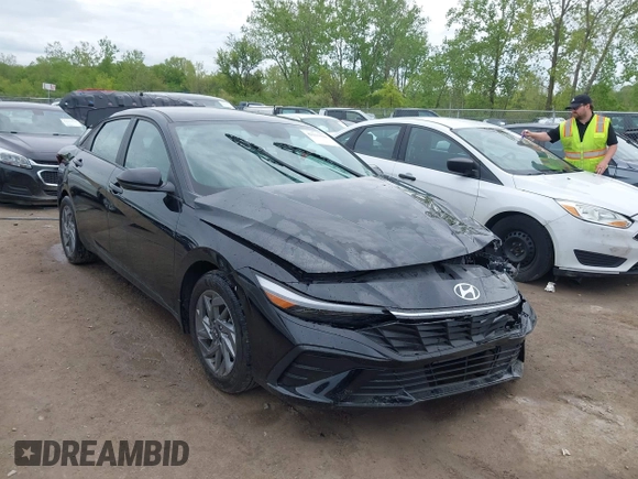 2024 Hyundai Elantra SEL z VIN KMHLM4DG8RU690033, wystawiony jako IAAI lot #42211444 z przebiegiem 19 708 mil mil oraz . Historia ofert i sprzedaży dostępna na DreamBid. Obrazek 1.