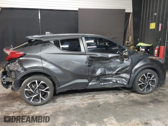 2019 Toyota C-HR XLE z VIN NMTKHMBX3KR083103, wystawiony jako IAAI lot #41935669 z przebiegiem 39 841 mil mil oraz . Historia ofert i sprzedaży dostępna na DreamBid. Obrazek 6.