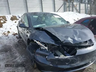 2025 Tesla Model 3 Long Range z VIN 5YJ3E1EB5SF880681, wystawiony jako IAAI lot #41429855 z przebiegiem 747 mil mil oraz . Historia ofert i sprzedaży dostępna na DreamBid. Obrazek 6.