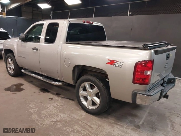 2007 Chevrolet Silverado 1500 LT w/1LT with VIN 1GCEK19C17Z553328, listed as a IAAI auction lot 41981500 with 145,800 mi miles. Bid and sale history available at carsss.com. Image 3.