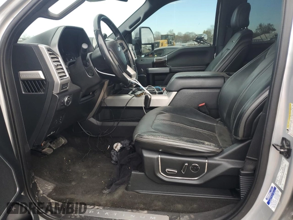 2017 Ford F-250 Lariat z VIN 1FT7W2BT9HEB39980, wystawiony jako Copart lot #81118924 z przebiegiem 135 471 mil mil oraz Szkoda całkowita • Salvage title. Historia ofert i sprzedaży dostępna na DreamBid. Obrazek 7.