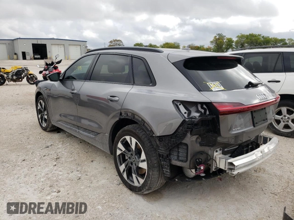 2021 Audi e-tron Premium z VIN WA1AAAGE4MB031782, wystawiony jako Copart lot #65578012 z przebiegiem 21 981 mil mil oraz . Historia ofert i sprzedaży dostępna na DreamBid. Obrazek 3.