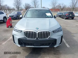 2024 BMW X5 xDrive40i z VIN 5UX23EU06R9U85520, wystawiony jako IAAI lot #41785217 z przebiegiem Nie podano mil oraz . Historia ofert i sprzedaży dostępna na DreamBid. Obrazek 13.