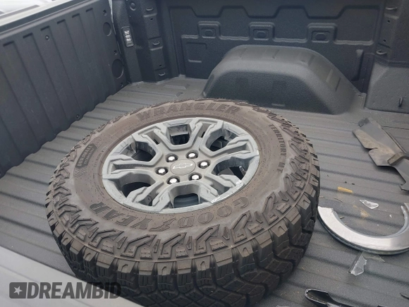 2025 Chevrolet Silverado 1500 with VIN 3GCUKHEL6SG224899, listed as a IAAI auction lot 41828205 with 3,067 mi miles and . Bid and sale history available at DreamBid. Image 12.