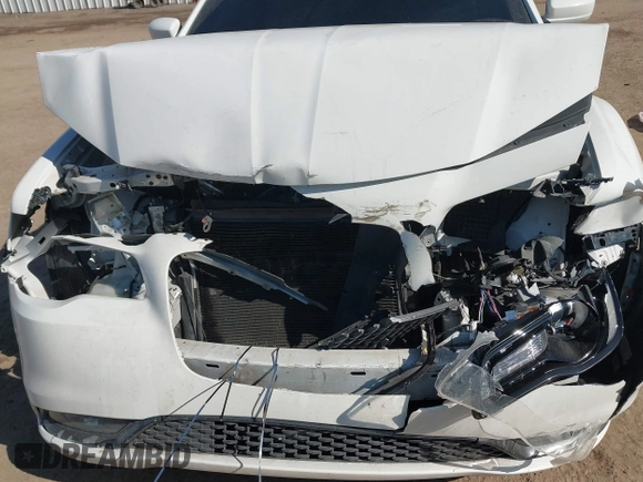 2019 Chrysler 300 with VIN 2C3CCABG0KH539581, listed as a IAAI auction lot 41652438 with 1 mi miles. Bid and sale history available at carsss.com. Image 6.