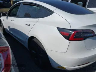 2021 Tesla Model 3 Standard Range Plus z VIN 5YJ3E1EA8MF100456, wystawiony jako IAAI lot #42100840 z przebiegiem 64 389 mil mil oraz . Historia ofert i sprzedaży dostępna na DreamBid. Obrazek 3.