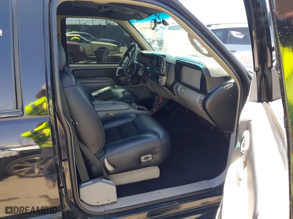 2000 Chevrolet Tahoe Limited with VIN 1GNEC13R7YR195106, listed as a IAAI auction lot 41948564 with 190,250 mi miles. Bid and sale history available at carsss.com. Image 5.
