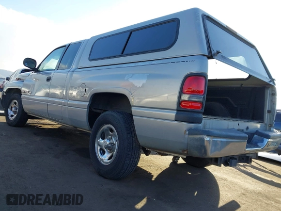1998 Dodge 1500 z VIN 1B7HC13Y1WJ115002, wystawiony jako IAAI lot #41434924 z przebiegiem Nie podano mil oraz . Historia ofert i sprzedaży dostępna na DreamBid. Obrazek 3.