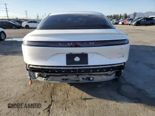 2024 Lucid Air Pure z VIN 50EA1PGA5RA001365, wystawiony jako Copart lot #42654165 z przebiegiem 8878 mil mil oraz Szkody całkowita. Historia ofert i sprzedaży dostępna na DreamBid. Obrazek 6.
