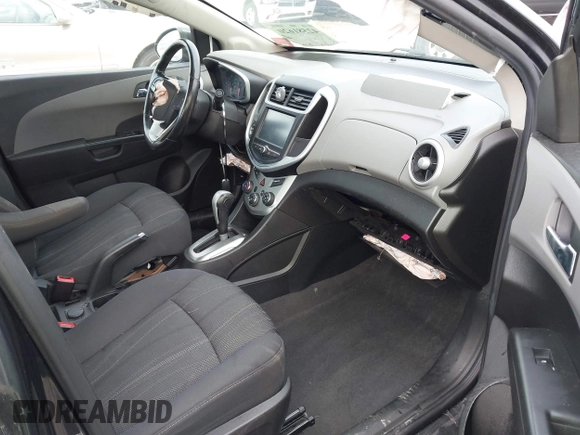2017 Chevrolet Sonic LT z VIN 1G1JD5SB6H4154391, wystawiony jako IAAI lot #42581620 z przebiegiem 83 073 mil mil oraz . Historia ofert i sprzedaży dostępna na DreamBid. Obrazek 5.