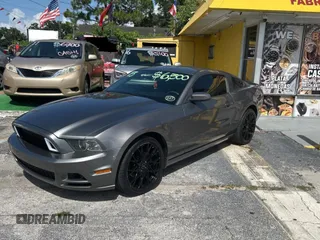 2013 Ford Mustang V6 z VIN 1ZVBP8AMXD5211507, wystawiony jako Copart lot #63517505 z przebiegiem 232 023 mil mil oraz Czysty tytuł • Clean title. Historia ofert i sprzedaży dostępna na DreamBid. Obrazek 2.