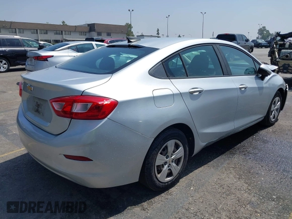 2017 Chevrolet Cruze LS z VIN 1G1BC5SM6H7121852, wystawiony jako IAAI lot #42354416 z przebiegiem 186 246 mil mil oraz . Historia ofert i sprzedaży dostępna na DreamBid. Obrazek 4.