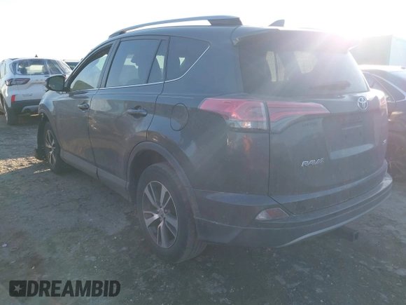 2018 Toyota RAV4 XLE z VIN 2T3WFREV6JW503353, wystawiony jako IAAI lot #41641002 z przebiegiem 54 013 mil mil oraz . Historia ofert i sprzedaży dostępna na DreamBid. Obrazek 3.