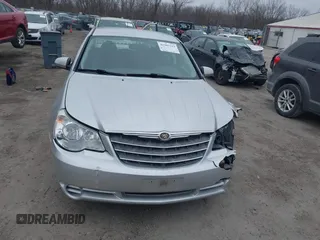 2007 Chrysler Sebring Touring z VIN 1C3LC56K27N567578, wystawiony jako IAAI lot #41507319 z przebiegiem 181 390 mil mil oraz . Historia ofert i sprzedaży dostępna na DreamBid. Obrazek 12.