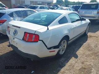 2012 Ford Mustang Premium z VIN 1ZVBP8AM5C5206875, wystawiony jako IAAI lot #42400805 z przebiegiem 178 011 mil mil oraz . Historia ofert i sprzedaży dostępna na DreamBid. Obrazek 4.
