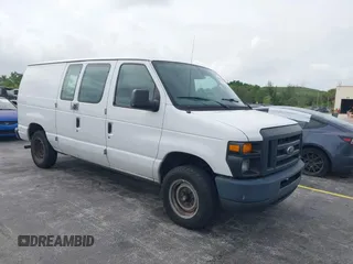 2013 Ford Econoline Cargo Commercial z VIN 1FTNE1EW1DDA90039, wystawiony jako IAAI lot #42439049 z przebiegiem 218 937 mil mil oraz . Historia ofert i sprzedaży dostępna na DreamBid. Obrazek 1.