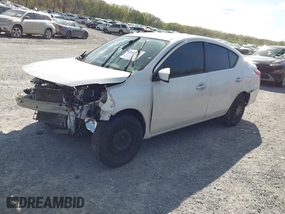 2019 Nissan Versa SV z VIN 3N1CN7AP1KL871615, wystawiony jako IAAI lot #42051338 z przebiegiem 108 364 mil mil oraz . Historia ofert i sprzedaży dostępna na DreamBid. Obrazek 2.