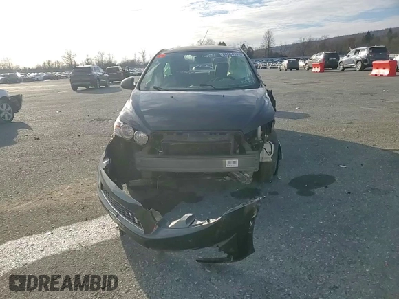 2015 Chevrolet Sonic LS z VIN 1G1JA5SG9F4128675, wystawiony jako Copart lot #88604995 z przebiegiem 124 289 mil mil oraz Szkoda całkowita • Salvage title. Historia ofert i sprzedaży dostępna na DreamBid. Obrazek 10.