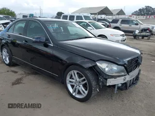 2014 Mercedes-Benz C 250 Sport z VIN WDDGF4HB2EG237538, wystawiony jako IAAI lot #42111016 z przebiegiem 103 923 mil mil oraz . Historia ofert i sprzedaży dostępna na DreamBid. Obrazek 1.