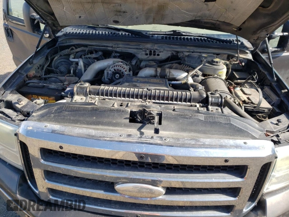 2005 Ford F-250 XL z VIN 1FTSX21P65EA82368, wystawiony jako Copart lot #57249743 z przebiegiem 209 923 mil mil oraz Czysty tytuł • Clean title. Historia ofert i sprzedaży dostępna na DreamBid. Obrazek 11.