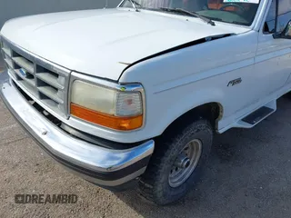 1993 Ford F-150 z VIN 1FTEX14H5PKA70504, wystawiony jako IAAI lot #41700760 z przebiegiem 208 794 mil mil oraz . Historia ofert i sprzedaży dostępna na DreamBid. Obrazek 6.