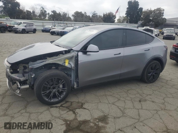 2025 Tesla Model Y Long Range with VIN 7SAYGDED7SF227582, listed as a Copart auction lot 47556595 with 5,340 mi miles and Salvage Title. Bid and sale history available at DreamBid. Image 1.