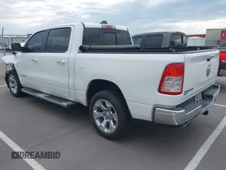 2020 Ram 1500 Big Horn z VIN 1C6SRFFT0LN394102, wystawiony jako IAAI lot #42282361 z przebiegiem 56 065 mil mil oraz . Historia ofert i sprzedaży dostępna na DreamBid. Obrazek 3.