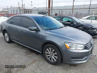2012 Volkswagen Passat S z VIN 1VWAP7A3XCC096172, wystawiony jako IAAI lot #42283468 z przebiegiem 131 968 mil mil oraz . Historia ofert i sprzedaży dostępna na DreamBid. Obrazek 1.