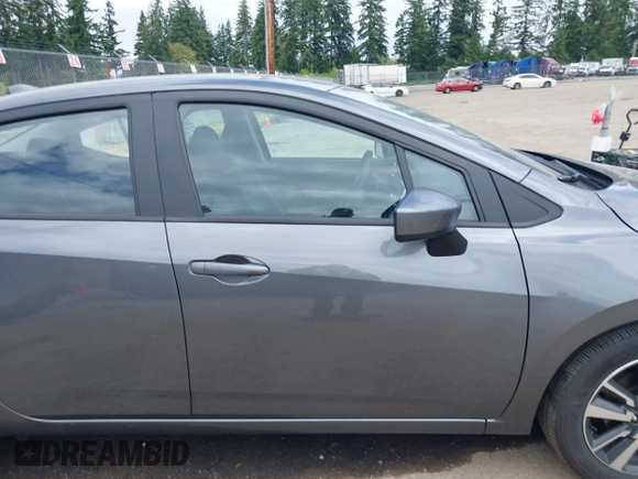 2024 Nissan Versa SV z VIN 3N1CN8EV6RL910272, wystawiony jako IAAI lot #42500325 z przebiegiem 8 343 mil mil oraz . Historia ofert i sprzedaży dostępna na DreamBid. Obrazek 14.