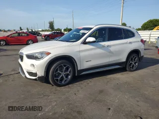 2018 BMW X1 sDrive28i z VIN WBXHU7C39J5H42980, wystawiony jako Copart lot #59308535 z przebiegiem 122 135 mil mil oraz Tytuł czysty. Historia ofert i sprzedaży dostępna na DreamBid. Obrazek 1.