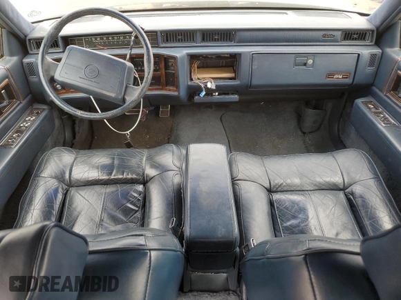 1990 Cadillac DeVille z VIN 1G6CD5338L4376482, wystawiony jako Copart lot #76513224 z przebiegiem 139 628 mil mil oraz Czysty tytuł • Clean title. Historia ofert i sprzedaży dostępna na DreamBid. Obrazek 8.