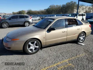 2001 Saturn LS z VIN 1G8JU52F81Y557470, wystawiony jako Copart lot #42149445 z przebiegiem 139 215 mil mil oraz Szkody całkowita. Historia ofert i sprzedaży dostępna na DreamBid. Obrazek 1.