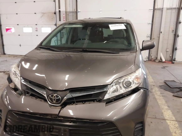 2018 Toyota Sienna LE Auto Access Seat with VIN 5TDKZ3DC4JS903738, listed as a IAAI auction lot 41688581 with 42,511 mi miles. Bid and sale history available at carsss.com. Image 12.