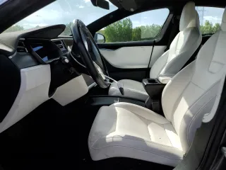 2017 Tesla Model S 100D z VIN 5YJSA1E25HF187898, wystawiony jako Copart lot #60829025 z przebiegiem 82 823 mil mil oraz Szkoda całkowita • Salvage title. Historia ofert i sprzedaży dostępna na DreamBid. Obrazek 7.