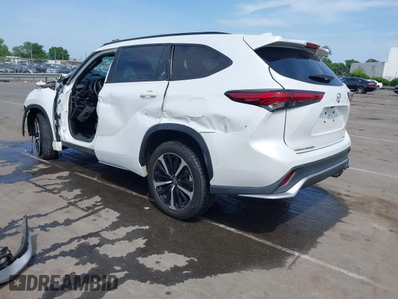 2022 Toyota Highlander XSE with VIN 5TDLZRBH2NS189006, listed as a IAAI auction lot 42298831 with 67,322 mi miles and . Bid and sale history available at DreamBid. Image 3.
