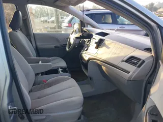 2014 Toyota Sienna LE AAS z VIN 5TDKK3DC8ES433739, wystawiony jako IAAI lot #42680907 z przebiegiem 188 589 mil mil oraz . Historia ofert i sprzedaży dostępna na DreamBid. Obrazek 5.