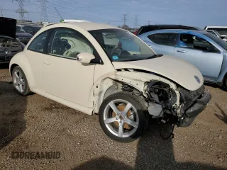 2010 Volkswagen New Beetle Coupe with VIN 3VWPW3AG2AM032647, listed as a Copart auction lot 83255554 with 15,656 mi miles and Salvage Title. Bid and sale history available at carsss.com. Image 4.