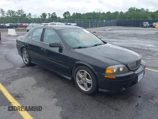 2002 Lincoln LS w/Base Pkg z VIN 1LNHM87A02Y689851, wystawiony jako IAAI lot #42225561 z przebiegiem 54 652 mil mil oraz . Historia ofert i sprzedaży dostępna na DreamBid. Obrazek 1.