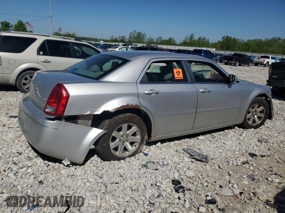2006 Chrysler 300 z VIN 2C3KA53G26H469479, wystawiony jako Copart lot #57260885 z przebiegiem Nie podano mil oraz Czysty tytuł • Clean title. Historia ofert i sprzedaży dostępna na DreamBid. Obrazek 3.