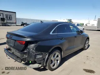 2024 Audi A3 Premium z VIN WAUAUDGYXRA042434, wystawiony jako Copart lot #47399065 z przebiegiem 9378 mil mil oraz Szkoda całkowita • Salvage title. Historia ofert i sprzedaży dostępna na DreamBid. Obrazek 3.