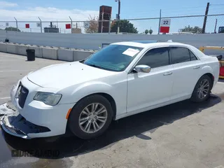 2016 Chrysler 300 C z VIN 2C3CCAEG3GH212241, wystawiony jako IAAI lot #42131477 z przebiegiem 179 973 mil mil oraz . Historia ofert i sprzedaży dostępna na DreamBid. Obrazek 18.