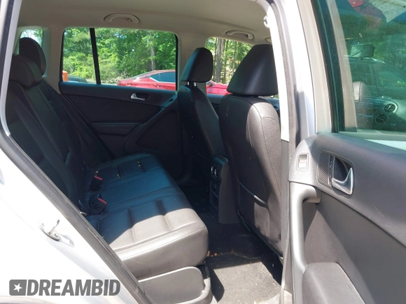 2012 Volkswagen Tiguan SE z VIN WVGAV7AX8CW542695, wystawiony jako IAAI lot #42270445 z przebiegiem 125 419 mil mil oraz . Historia ofert i sprzedaży dostępna na DreamBid. Obrazek 8.