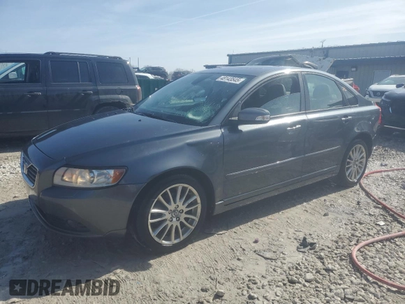 2009 Volvo S40 2.4L z VIN YV1MS382092446504, wystawiony jako Copart lot #48143545 z przebiegiem 207 060 mil mil oraz Czysty tytuł • Clean title. Historia ofert i sprzedaży dostępna na DreamBid. Obrazek 1.