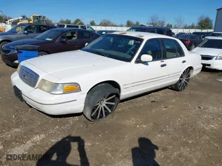 2000 Ford Crown Victoria with VIN 2FAFP73W7YX135395, listed as a IAAI auction lot 41439401 with 235,285 mi miles. Bid and sale history available at carsss.com. Image 2.