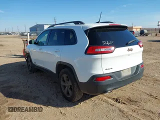 2016 Jeep Cherokee Latitude z VIN 1C4PJMCS0GW277030, wystawiony jako IAAI lot #40807423 z przebiegiem 189 503 mil mil oraz . Historia ofert i sprzedaży dostępna na DreamBid. Obrazek 3.