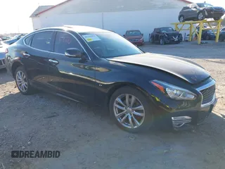 2015 Infiniti Q70 z VIN JN1BY1AR6FM560209, wystawiony jako IAAI lot #41703926 z przebiegiem 117 503 mil mil oraz . Historia ofert i sprzedaży dostępna na DreamBid. Obrazek 1.