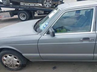 1987 Mercedes-Benz 300 SDL z VIN WDBCB25D6HA329689, wystawiony jako IAAI lot #42438703 z przebiegiem 237 677 mil mil oraz . Historia ofert i sprzedaży dostępna na DreamBid. Obrazek 13.