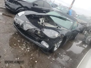 2013 Chevrolet Corvette z VIN 1G1YG3DW5D5101633, wystawiony jako Copart lot #83288384 z przebiegiem 22 672 mil mil oraz Czysty tytuł • Clean title. Historia ofert i sprzedaży dostępna na DreamBid. Obrazek 1.