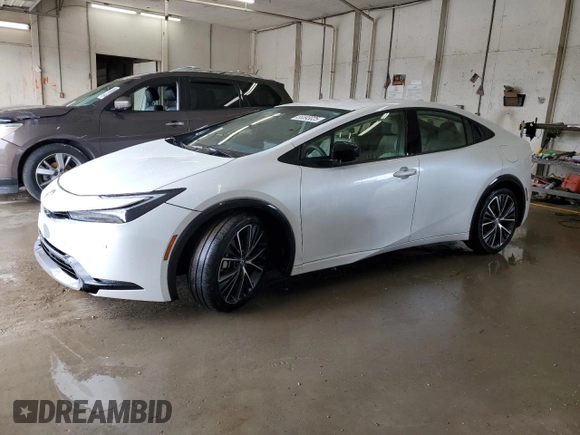 2024 Toyota Prius LE z VIN JTDACAAUXR3033375, wystawiony jako Copart lot #55593025 z przebiegiem 7 663 mil mil oraz Szkoda całkowita • Salvage title. Historia ofert i sprzedaży dostępna na DreamBid. Obrazek 1.